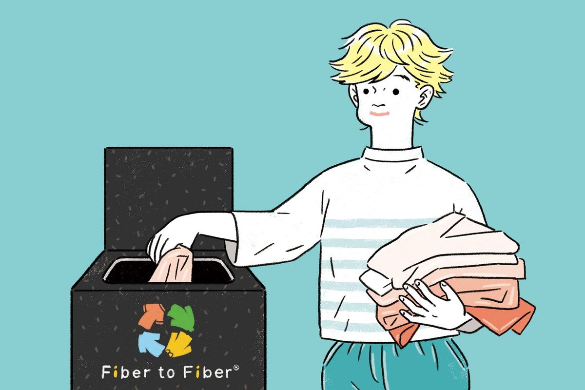 古着を「Fiber to Fiber®」の回収ボックスに入れるシーン
