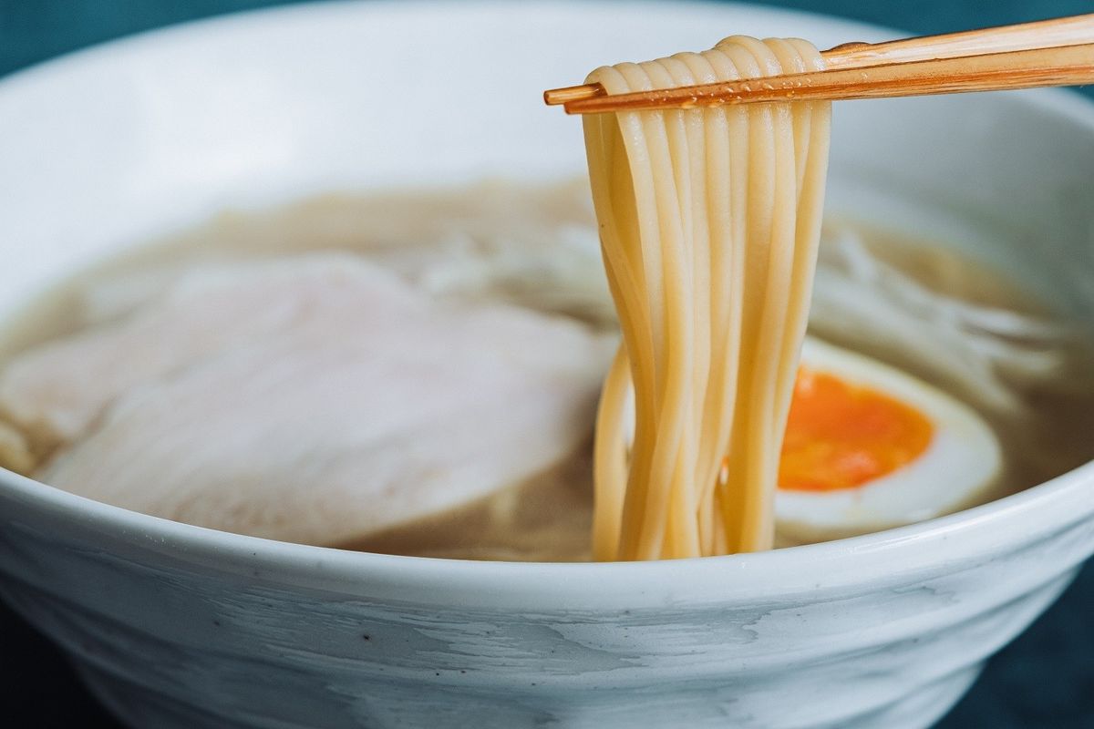 ZENBラーメンをすくった様子