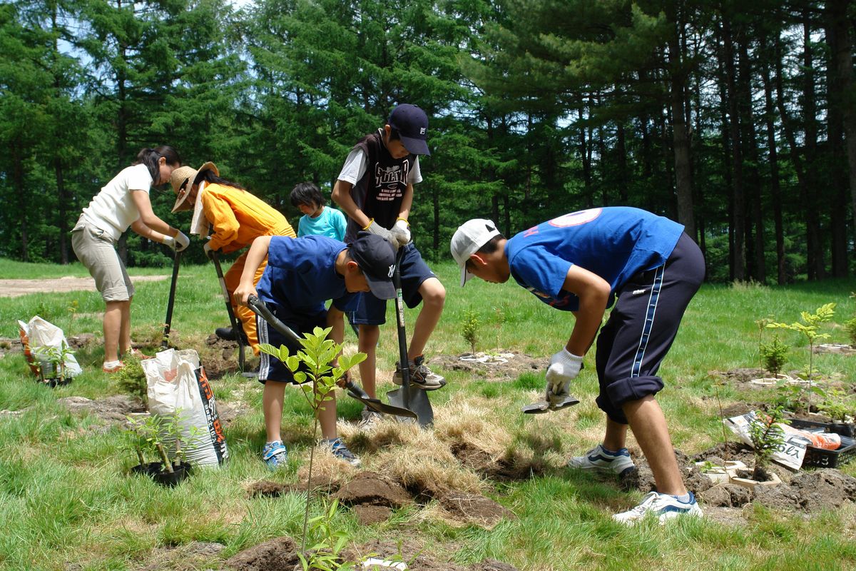 ゼロカーボントラベラー体験ができる富良野自然塾での植林