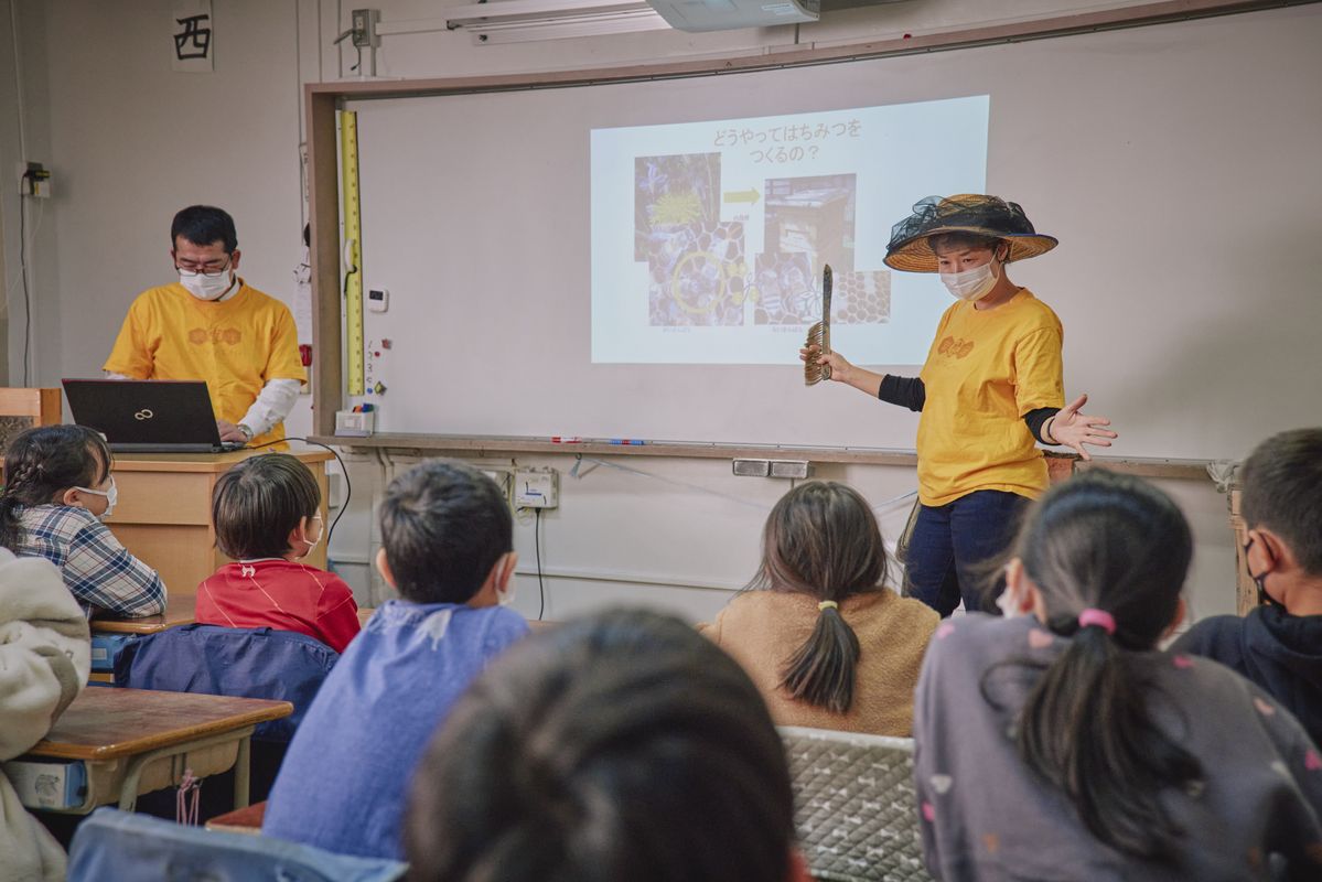 ゲランがミツバチの保護活動の一環で行っている「Bee School」