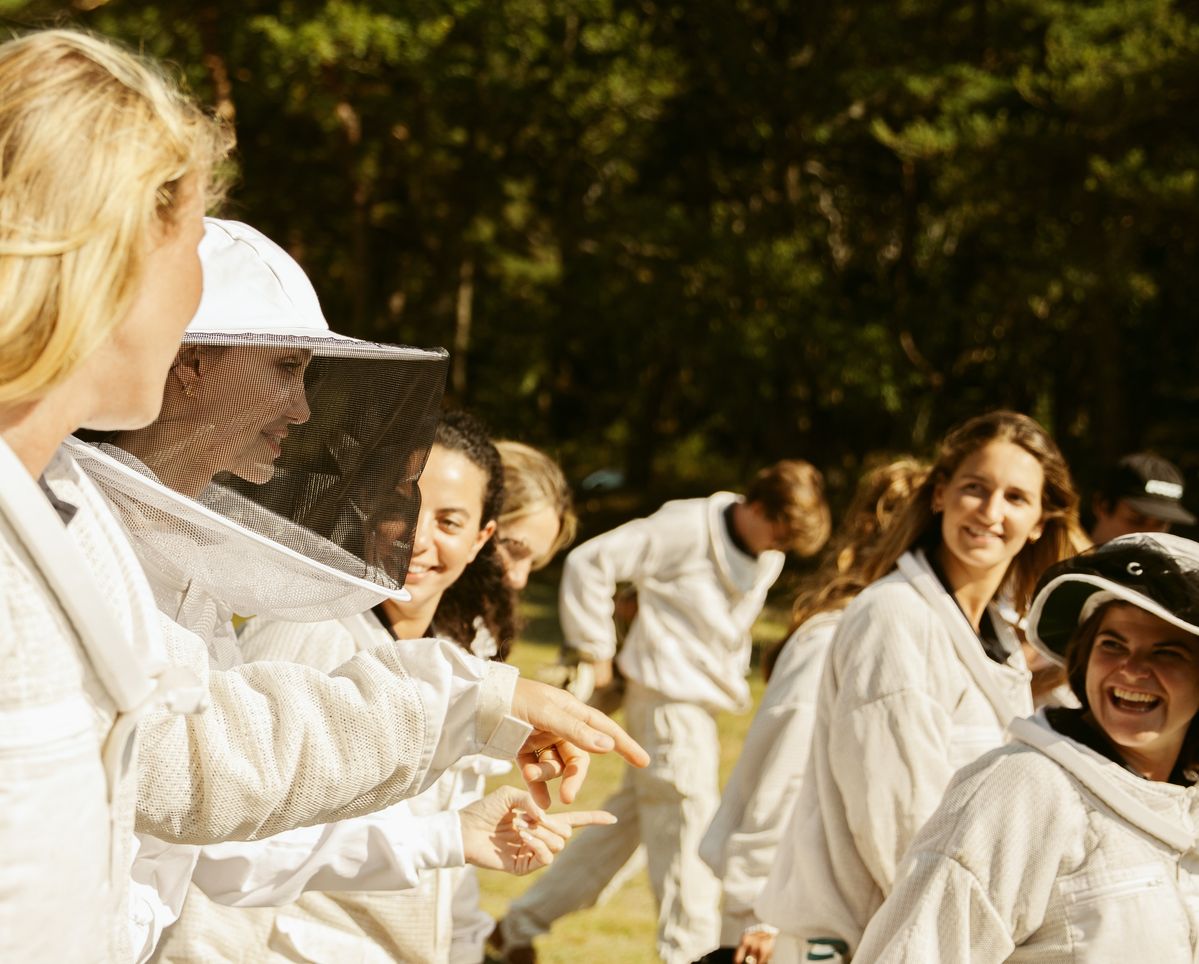 女性養蜂家を育てる、ゲランの「ウーマン・フォー・ビー」の様子と、ゴッドマザーのアンジェリーナ・ジョリー