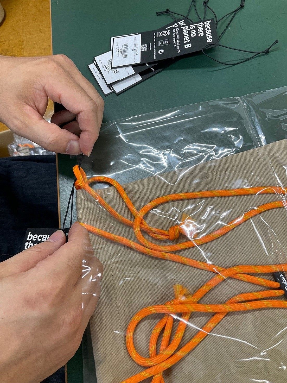 サコッシュの商品下げ札付けなど作業の一部を担った 台東区の福祉作業所の様子