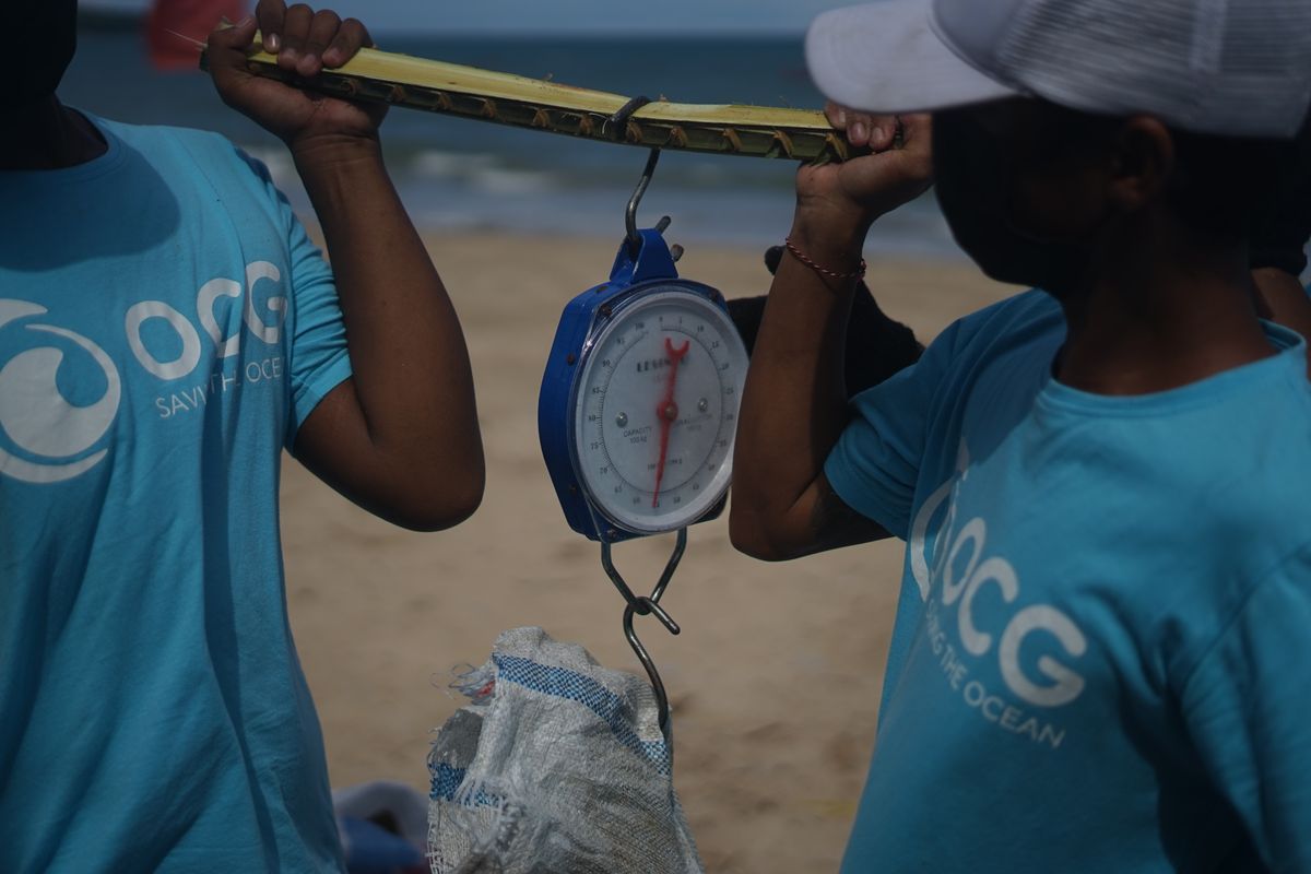 ごみの量を図る二人