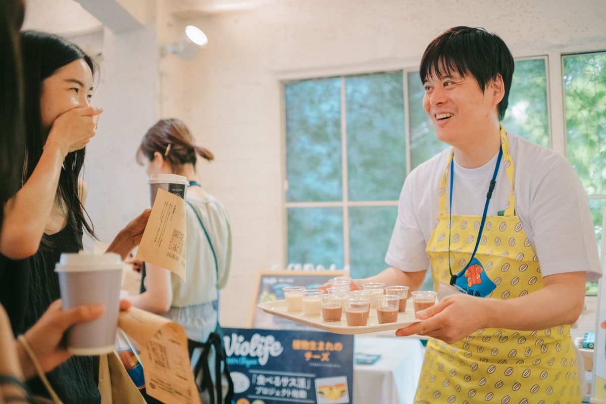 ELEMINIST MEET来場者に試飲を配る様子