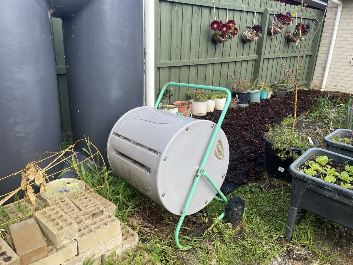 オーストラリアの一般家庭の庭にあるコンポスト