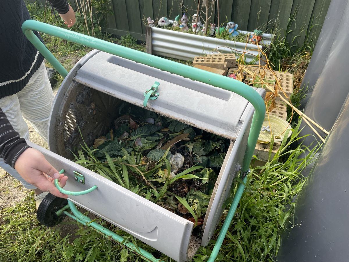 オーストラリアの一般家庭の庭にあるコンポスト