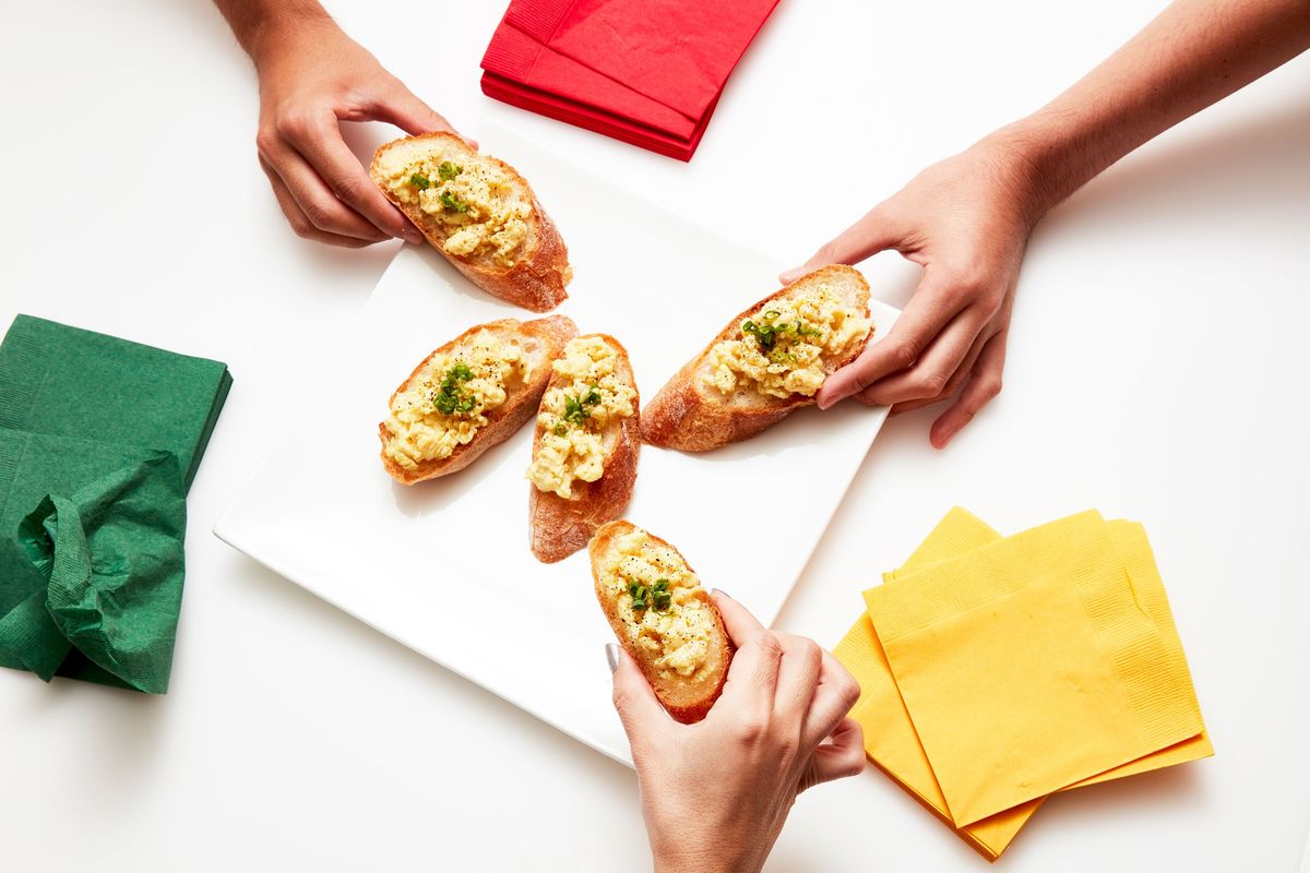 バゲットにたまごサラダディップがのった食べ物