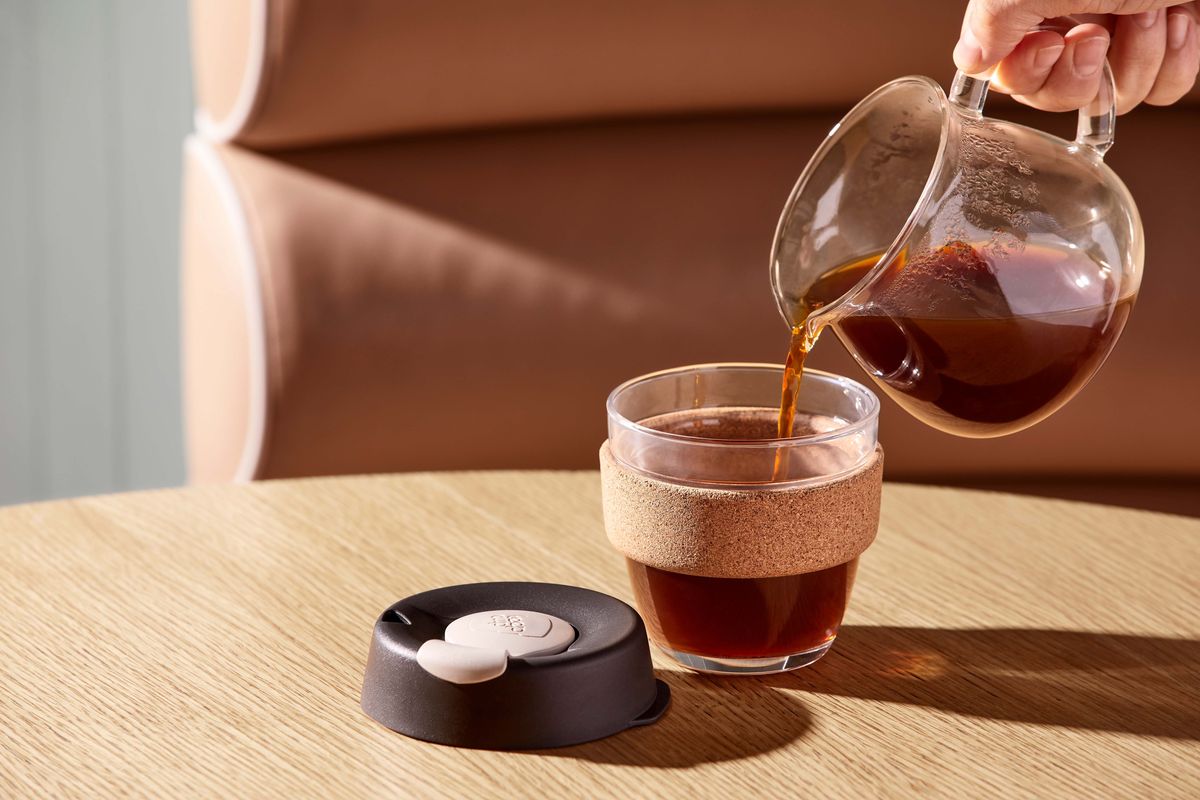 KeepCupにコーヒーを注ぐ