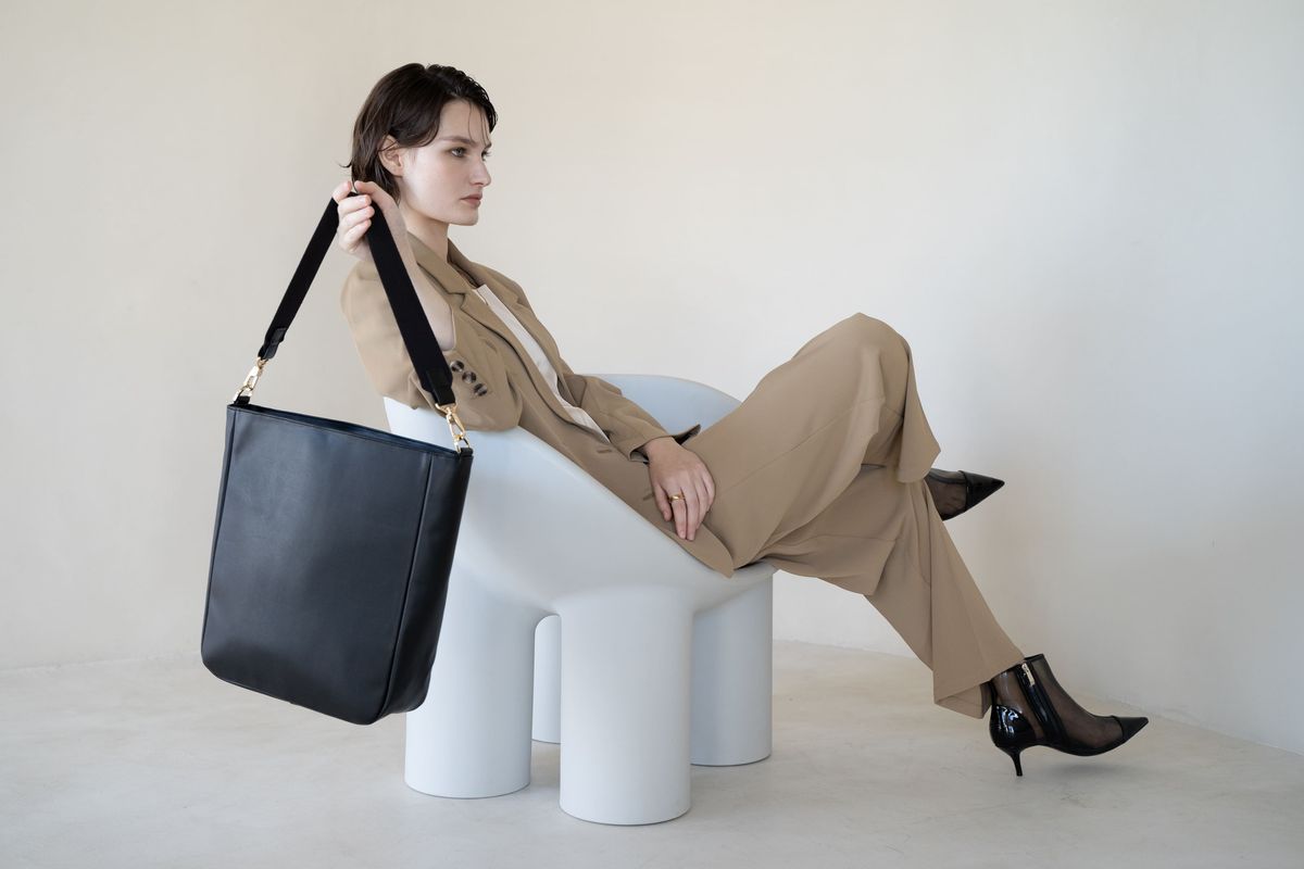 CACTUS TOKYOのバッグを持った女性