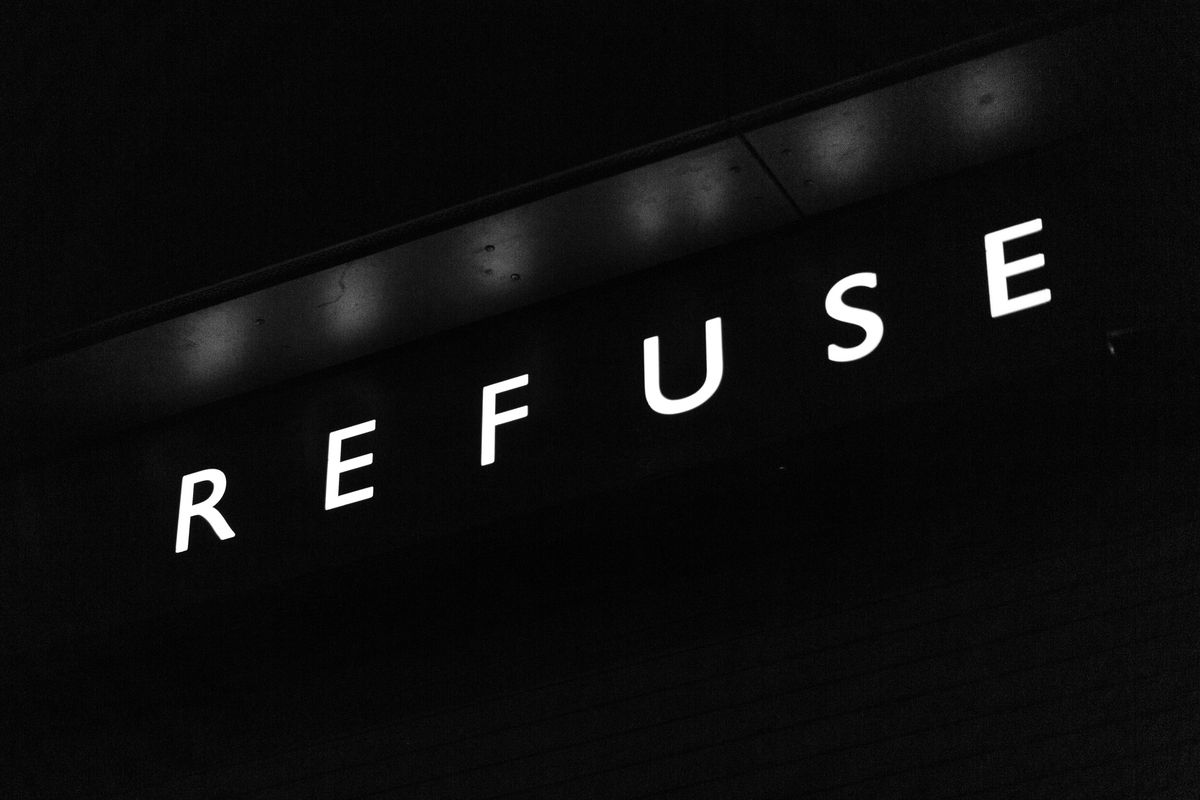 暗闇に浮かぶREFUSEの文字