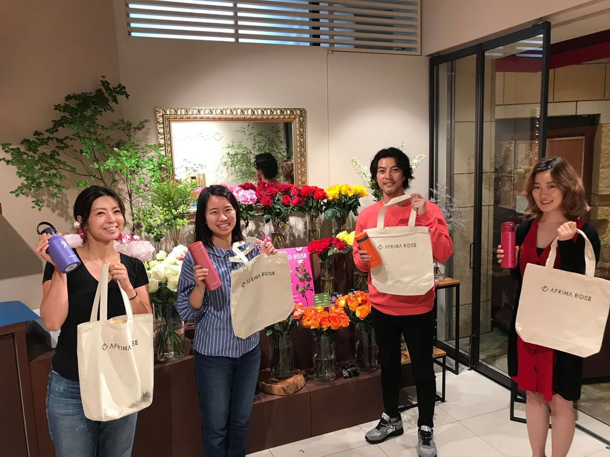 エコバッグを持つスタッフたち