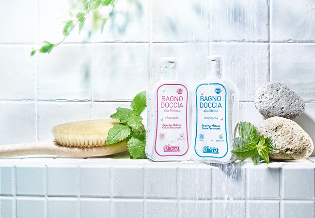 バスルームにおいたシャワージェル