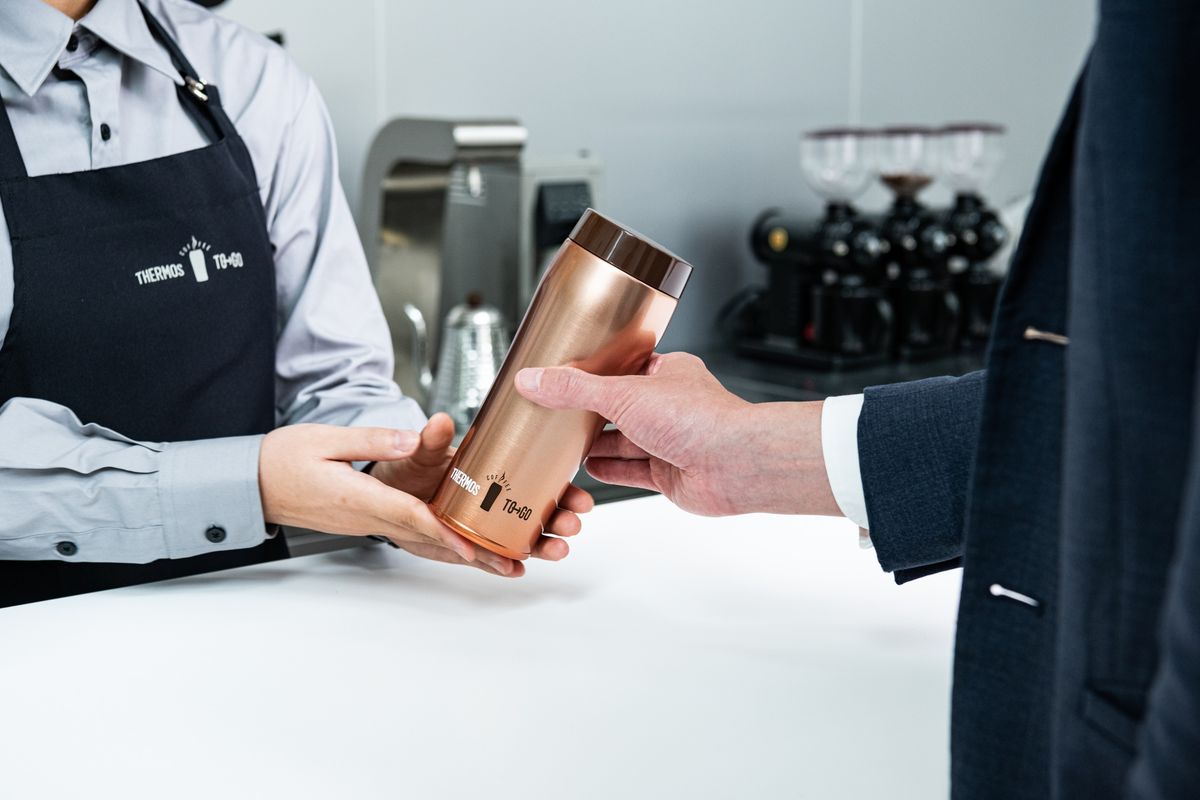 マイボトルを渡す店員