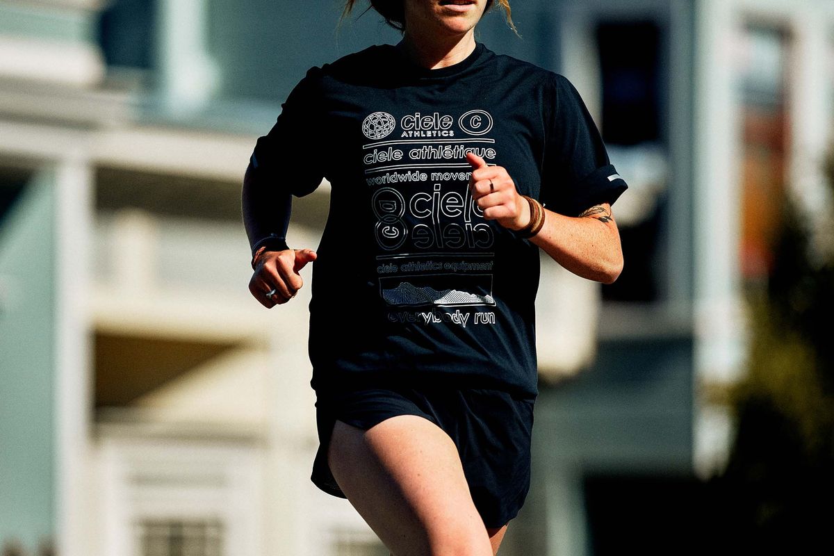 Tシャツを着てランニングをする女性