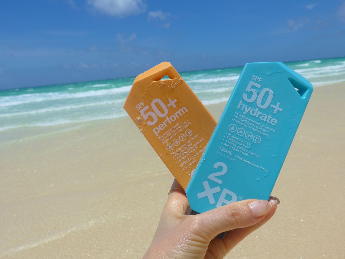 海を背景にしたサンスクリーン