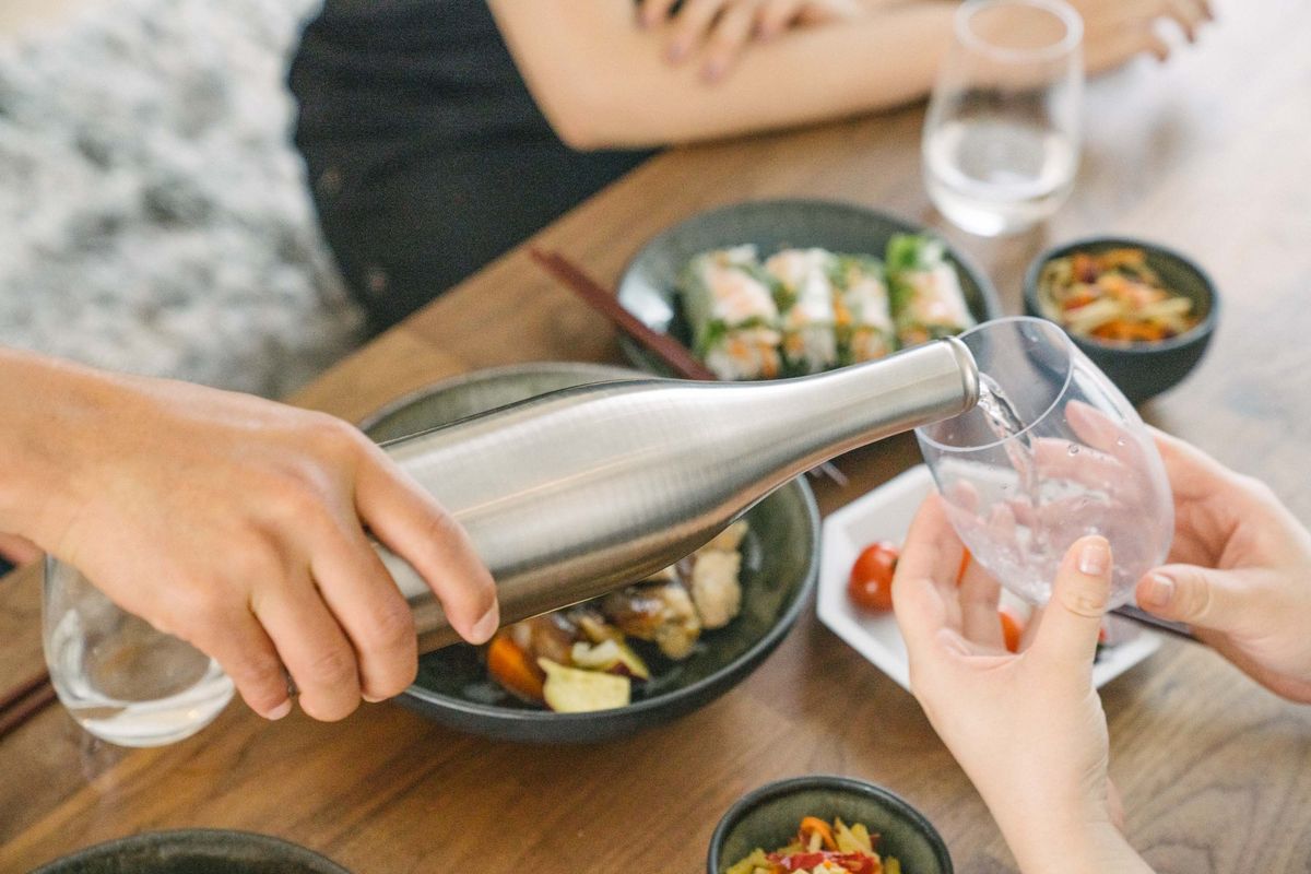 ステンレスボトルで日本酒を注ぐ様子