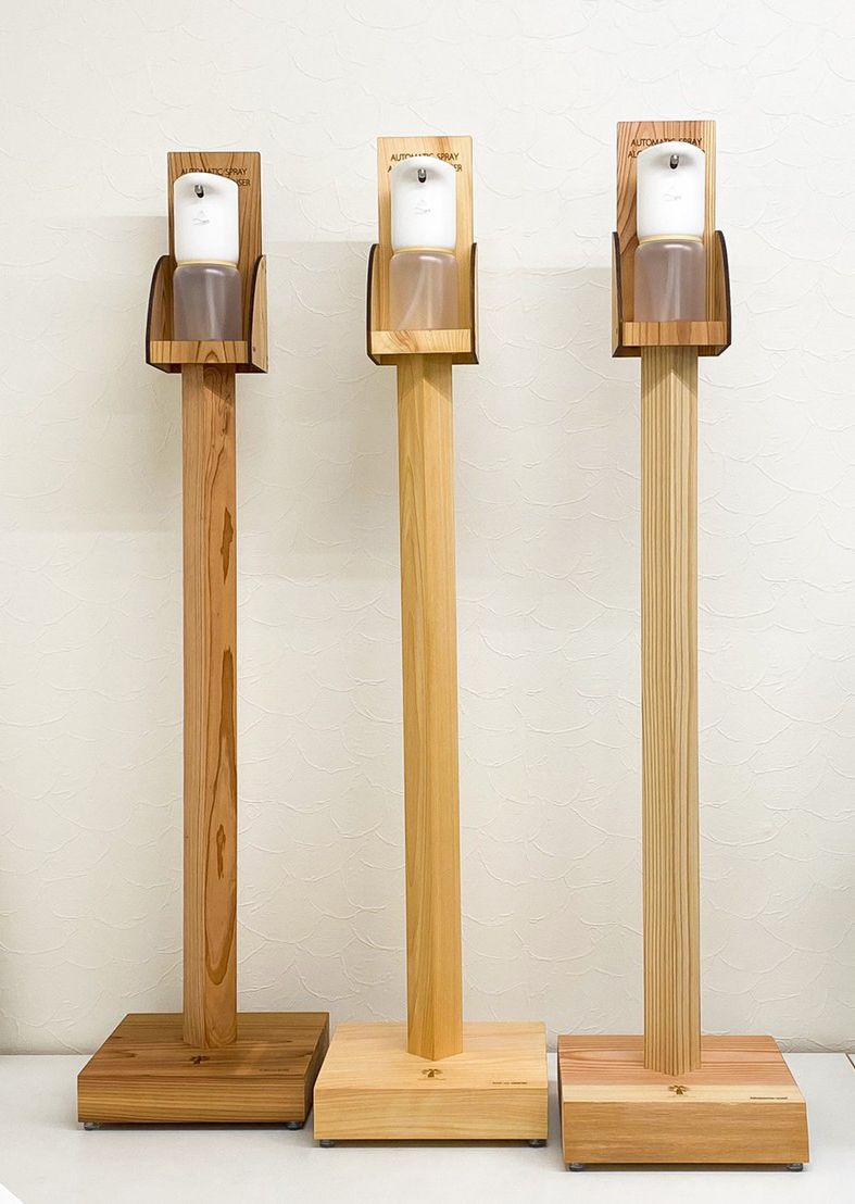 木製スタンドとアルコールディスペンサー