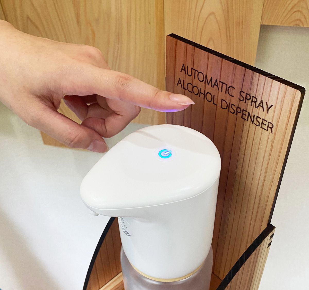 ディスペンサーに手をかざしているところ