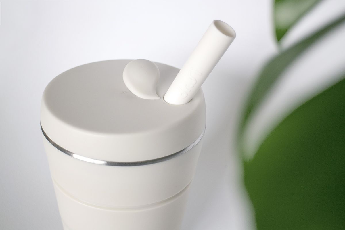 シリコーン性ストローをさしたペコエコ