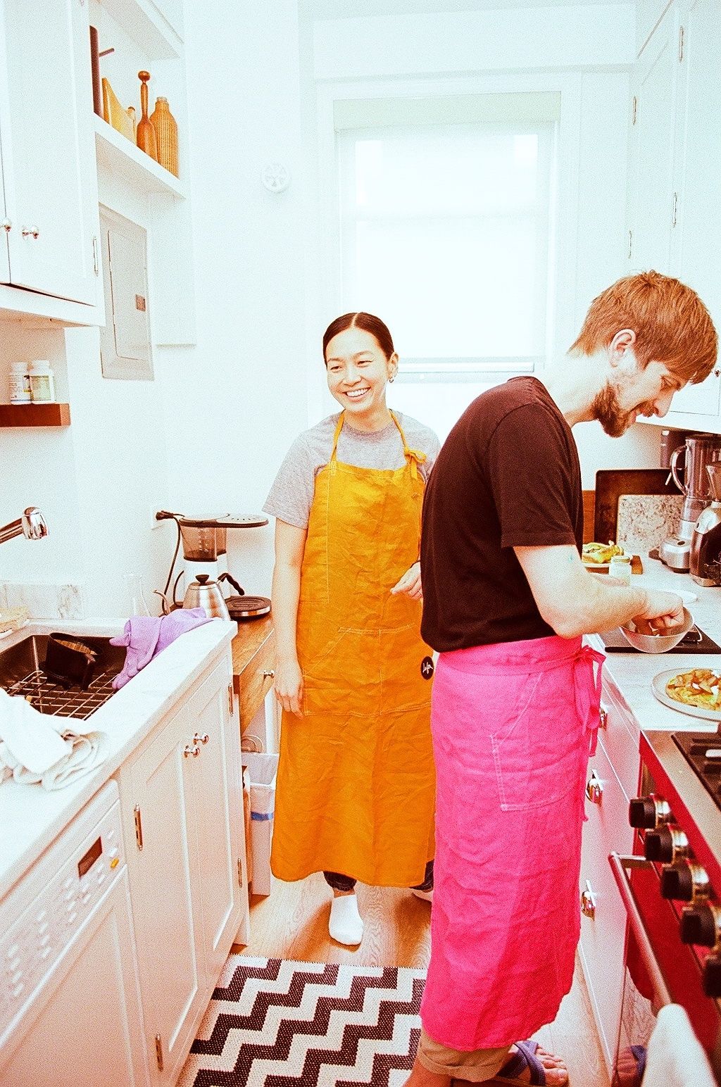 エプロンを着用した二人