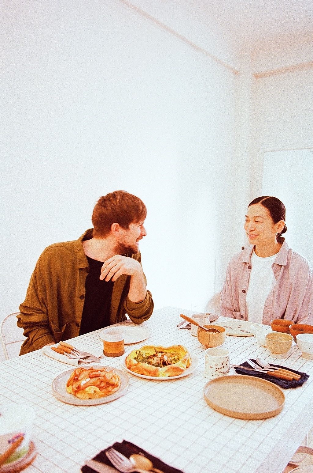 男性と女性がシャツを着ている食事風景