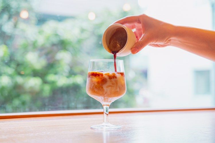 コーヒーを注ぐ様子