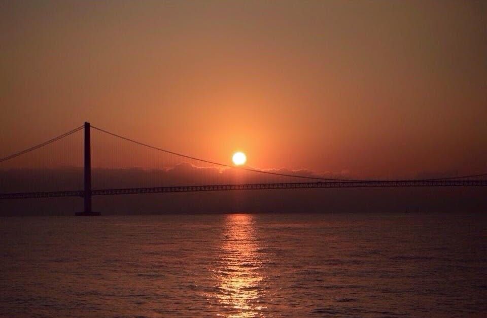 神戸の漁港からは山も見える。自然がすぐそこにある街だ