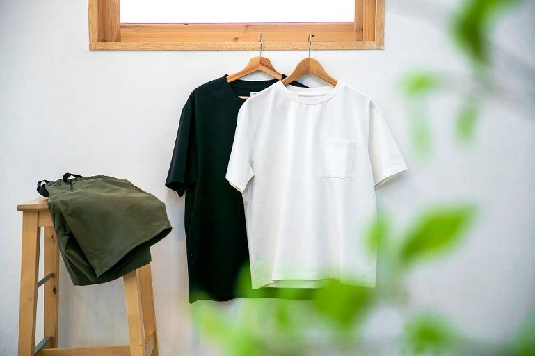 ブラックとホワイトのTシャツ