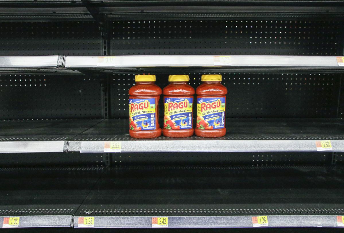 ソースの瓶と棚