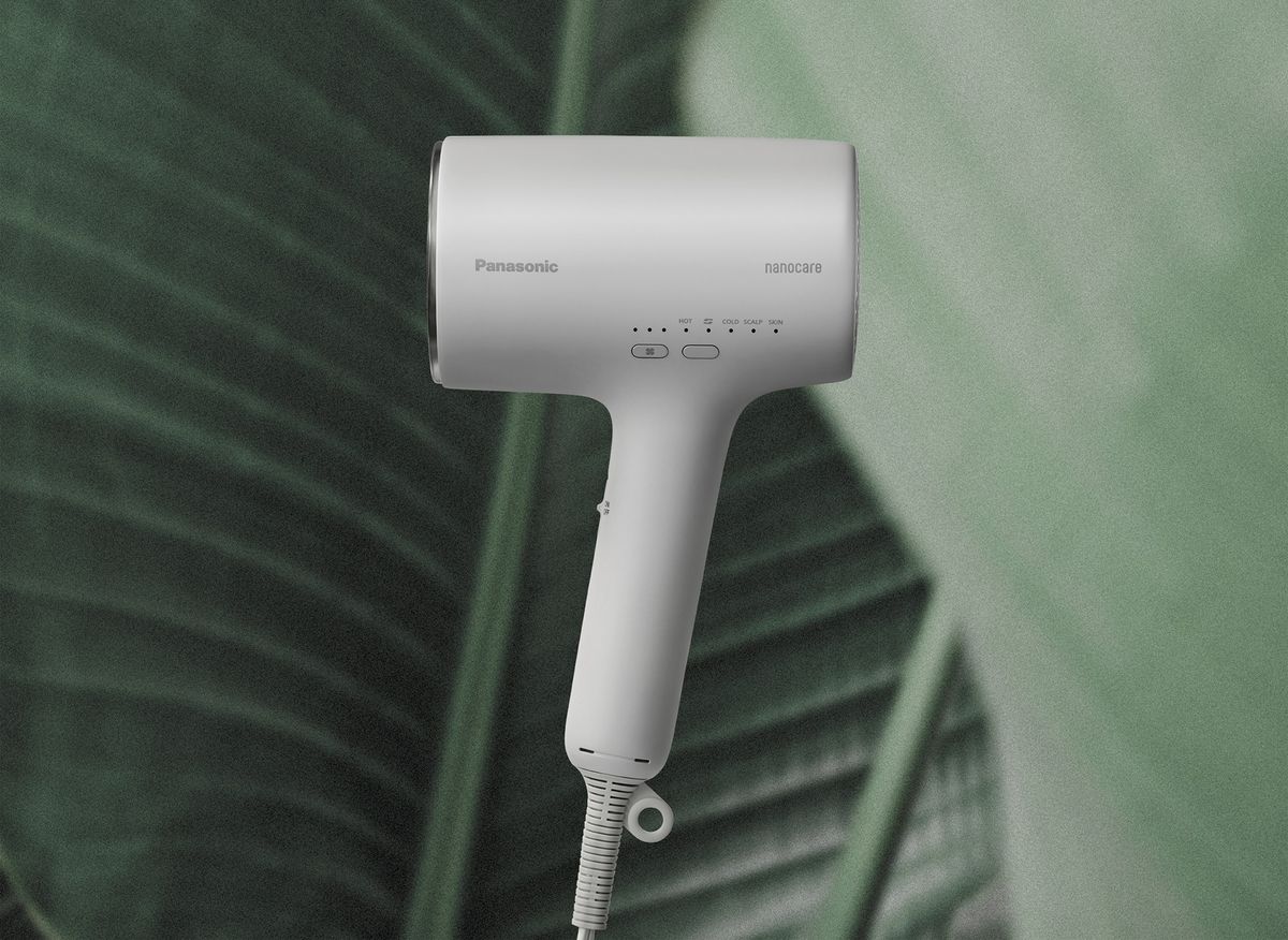 植物由来の塗料「バイオマスペイント」を採用した、パナソニックのヘアードライヤー「ナノケア」