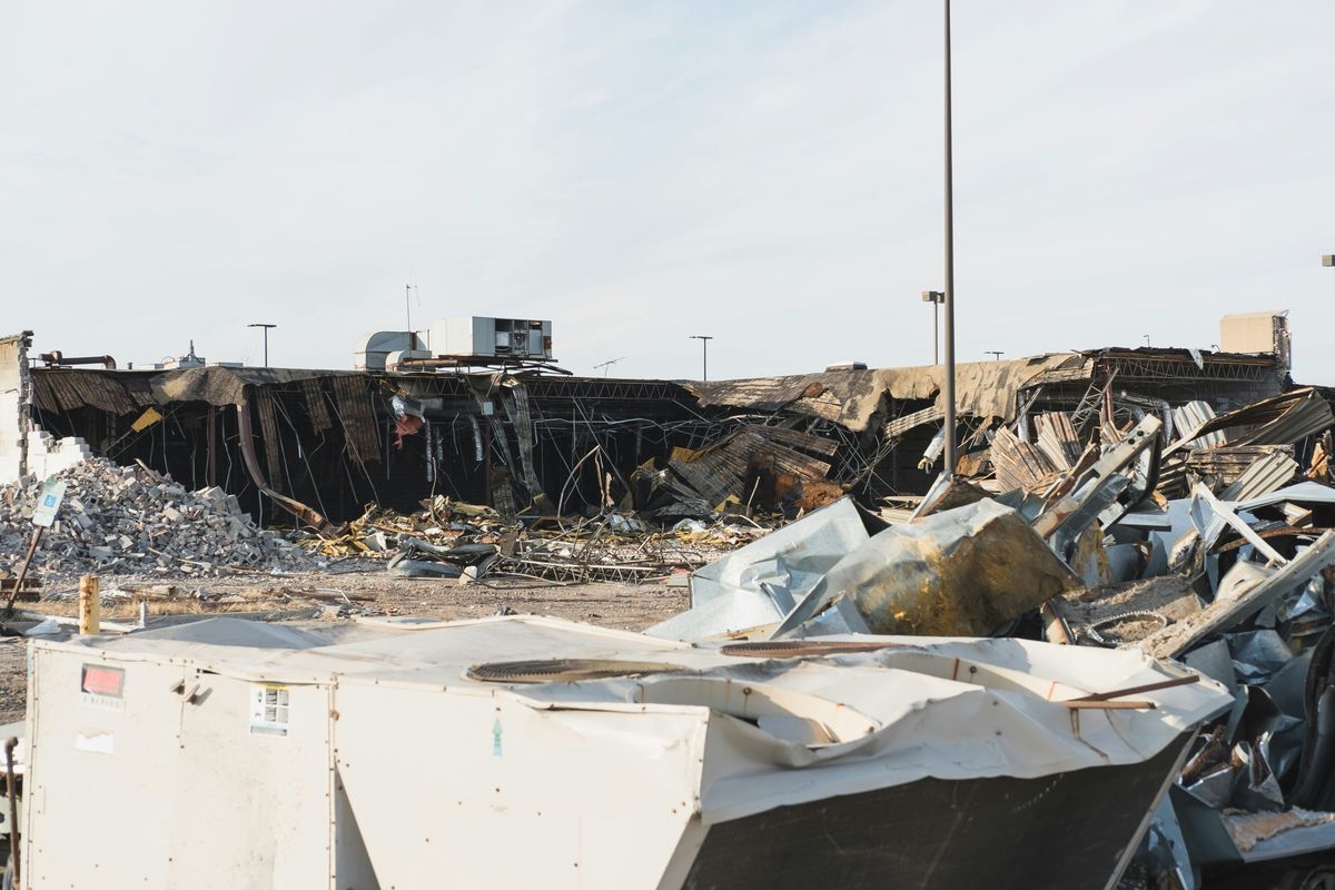 コンクリートやごみが散乱する土地