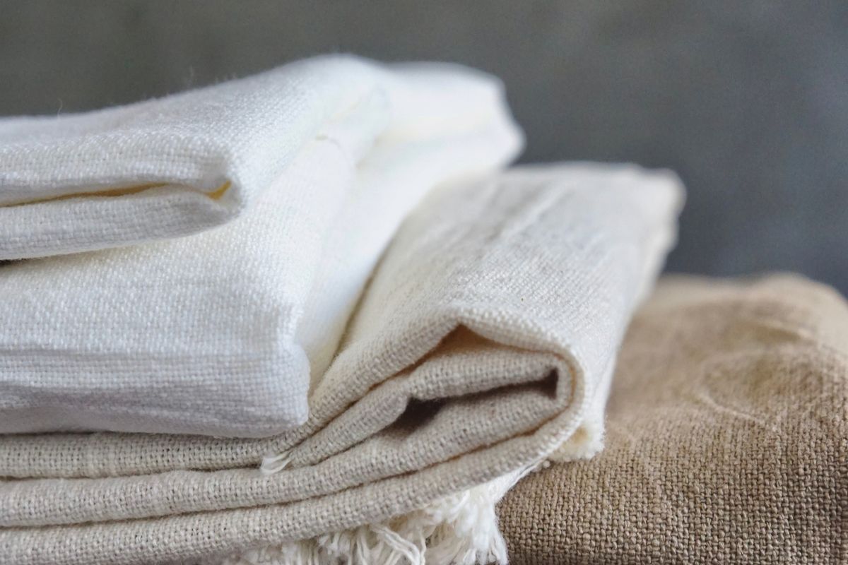 白とベージュの布