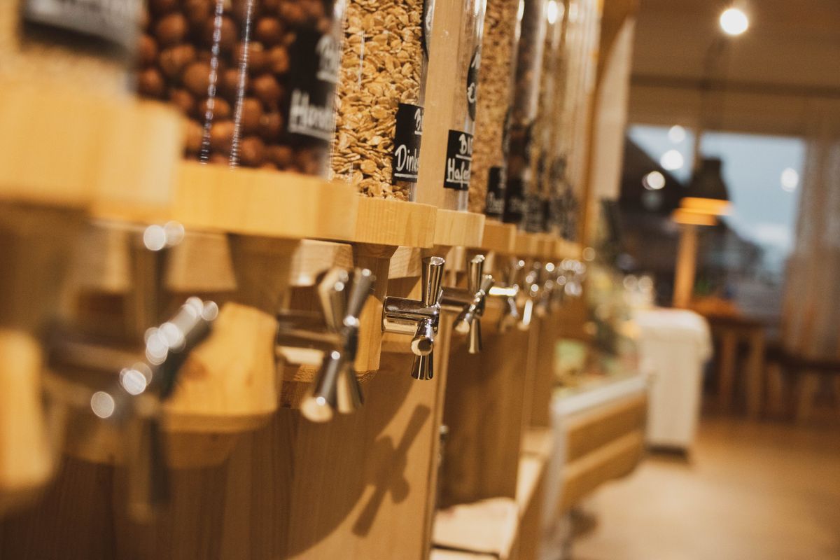 種類ごとに食材がディスプレイされた店内