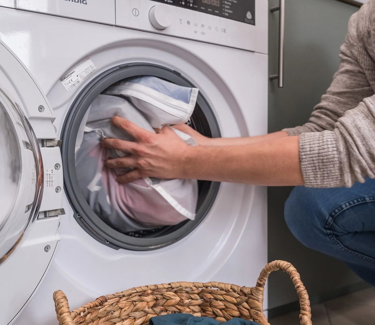 個人でできるマイクロプラスチックの取り組みで洗濯ネットを使う様子