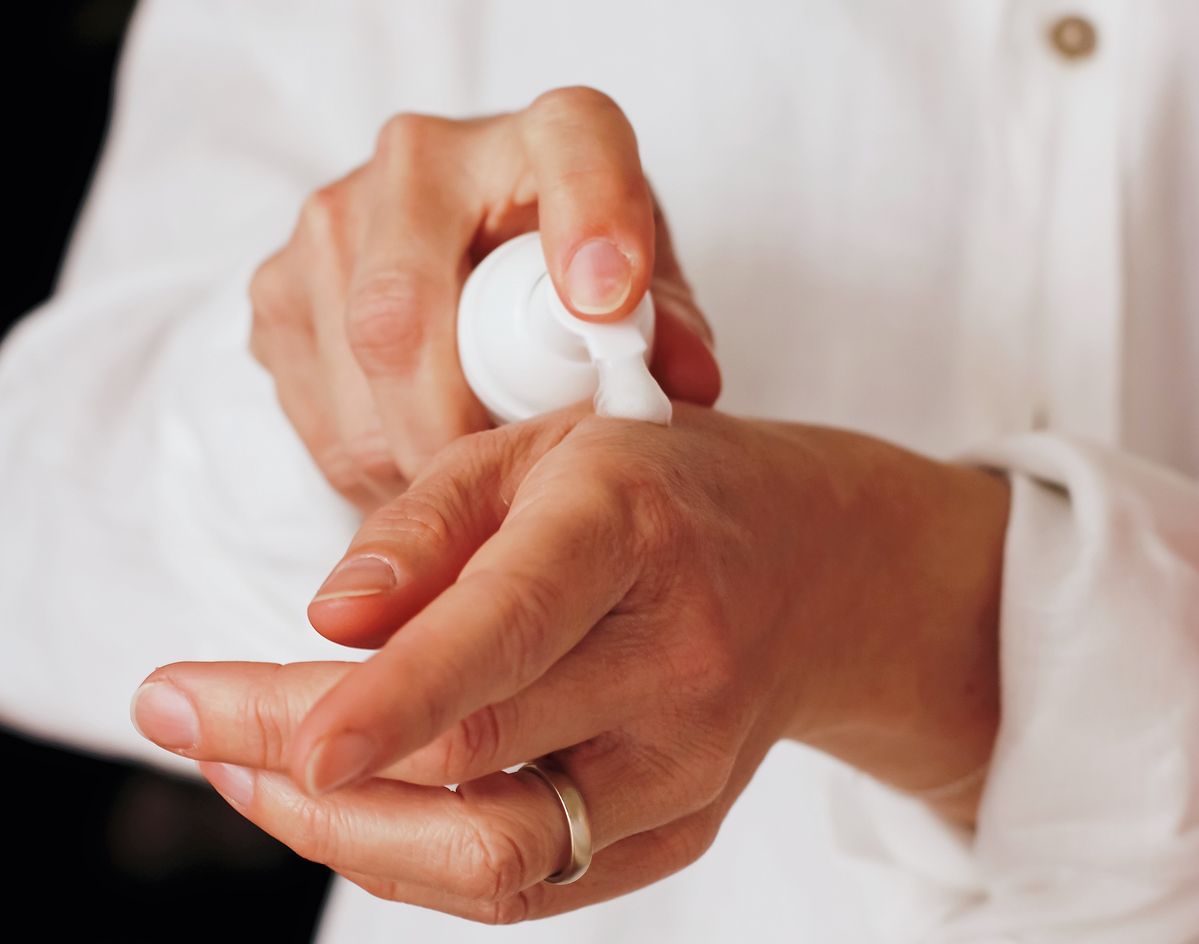 手の甲に化粧クリームを出す様子