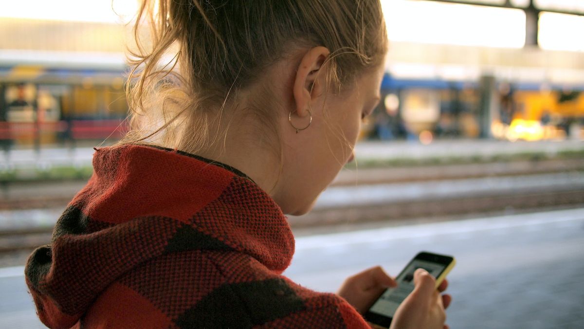 スマホを操作する人物