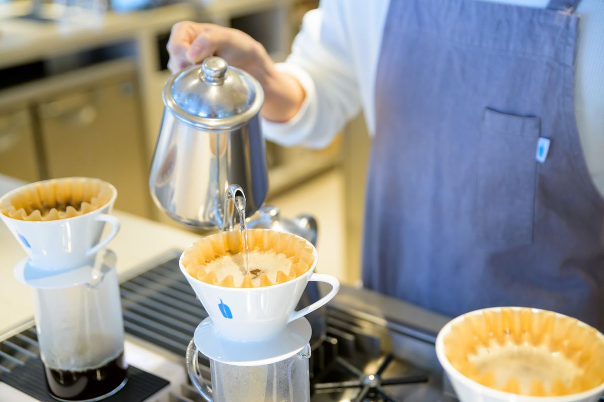 コーヒーを淹れている様子