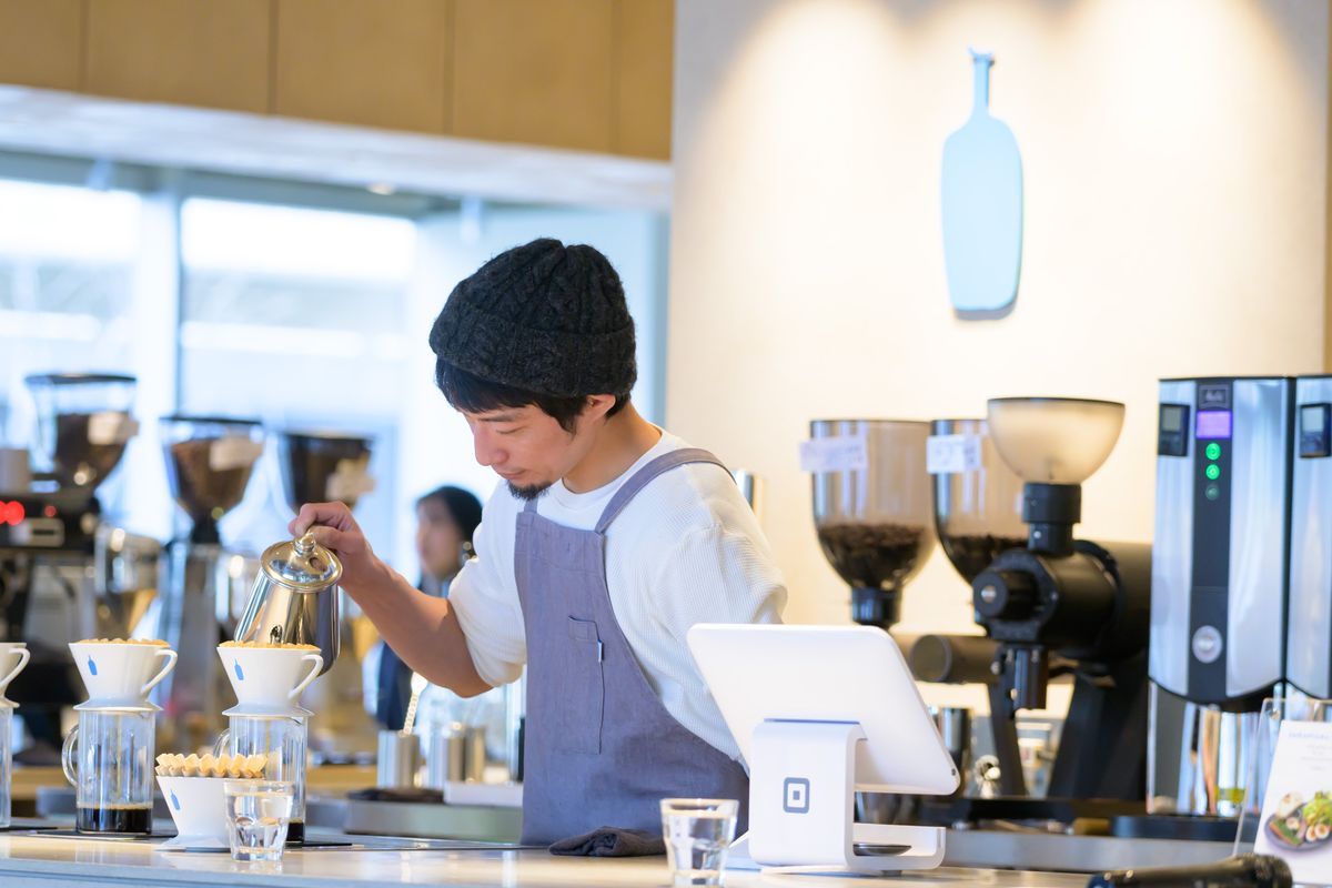 コーヒーを淹れる男性