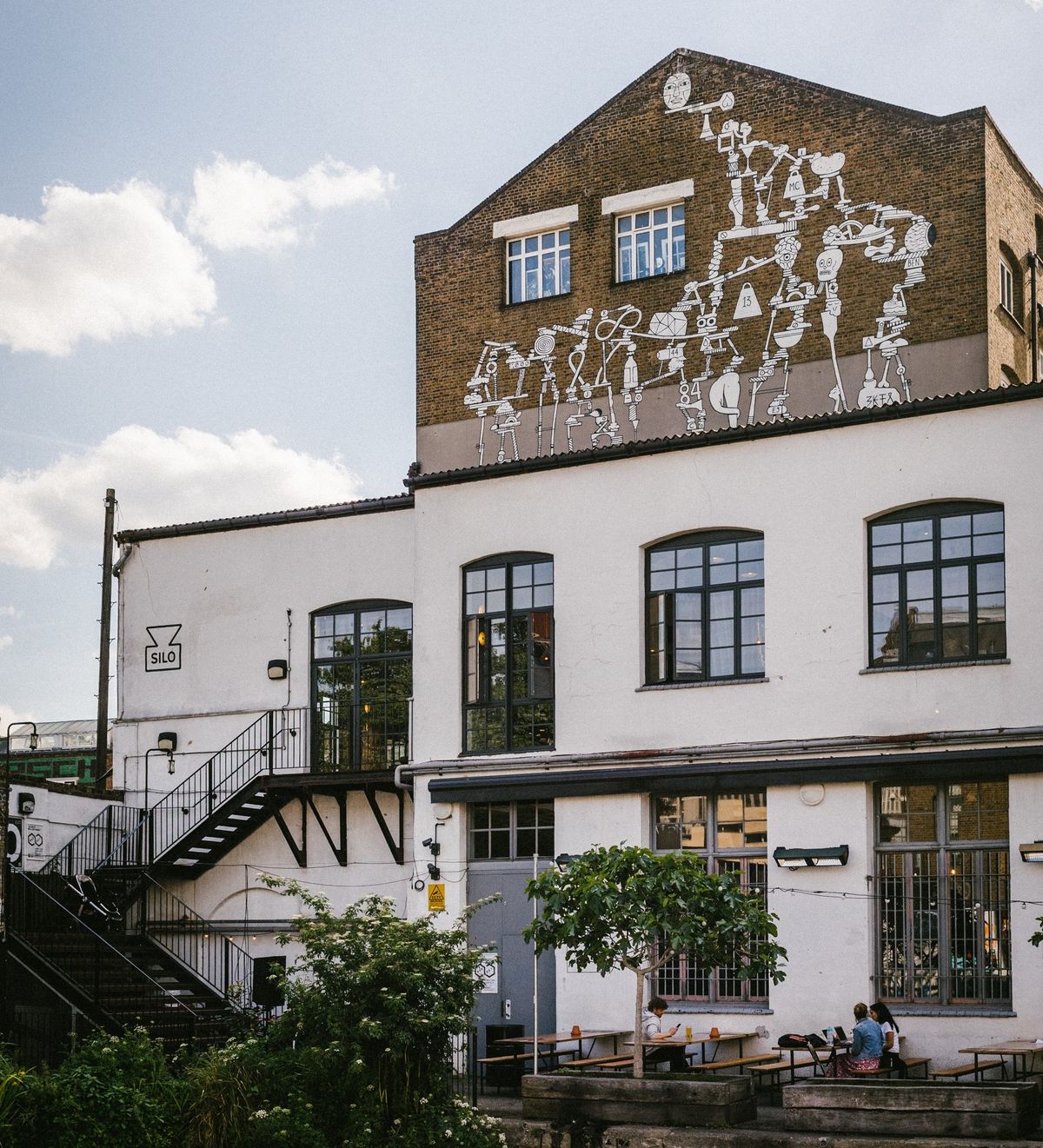 イギリスにあるゼロウェイストのレストラン「Silo（サイロ）」外観