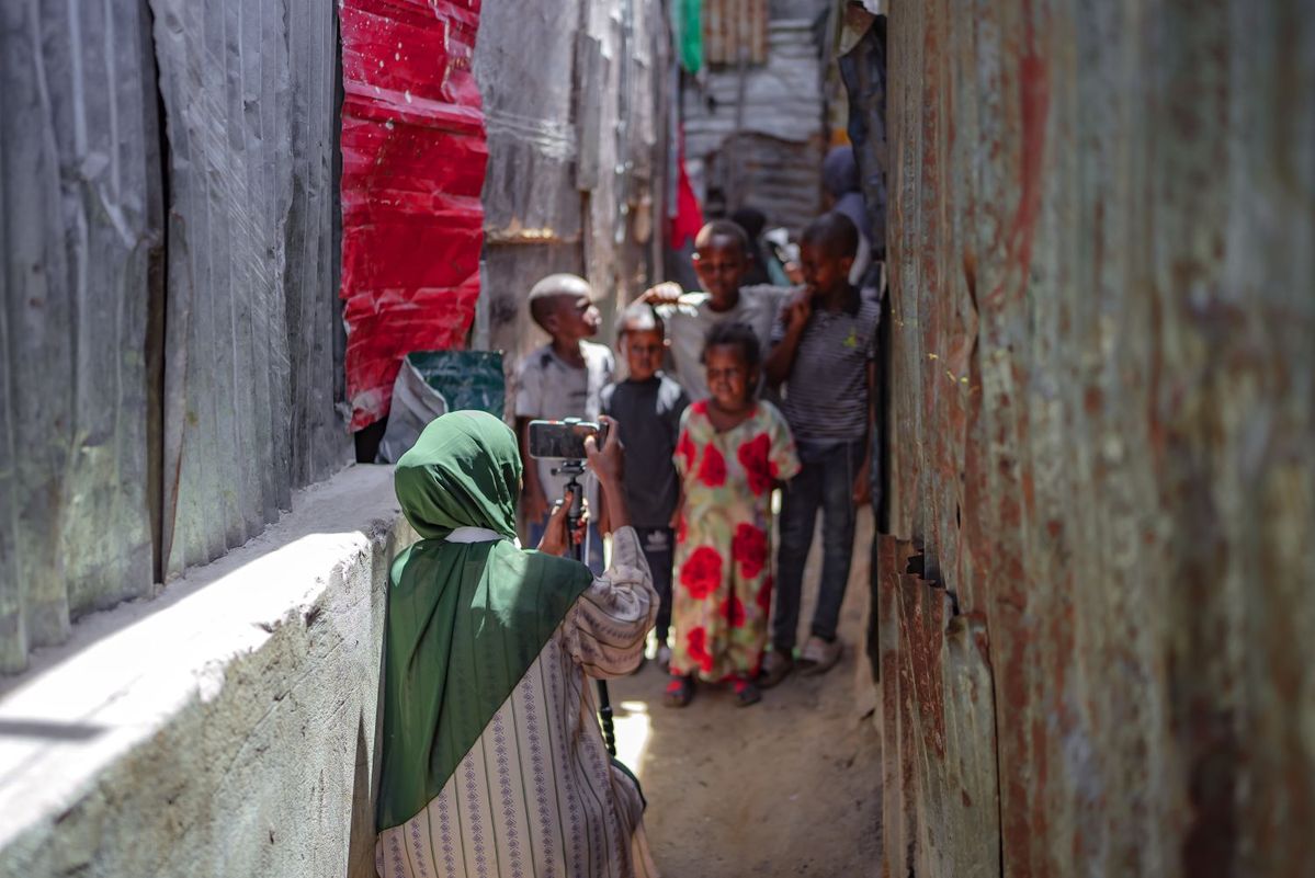 ソマリア唯一の女性メディアチームによるTV番組制作の様子