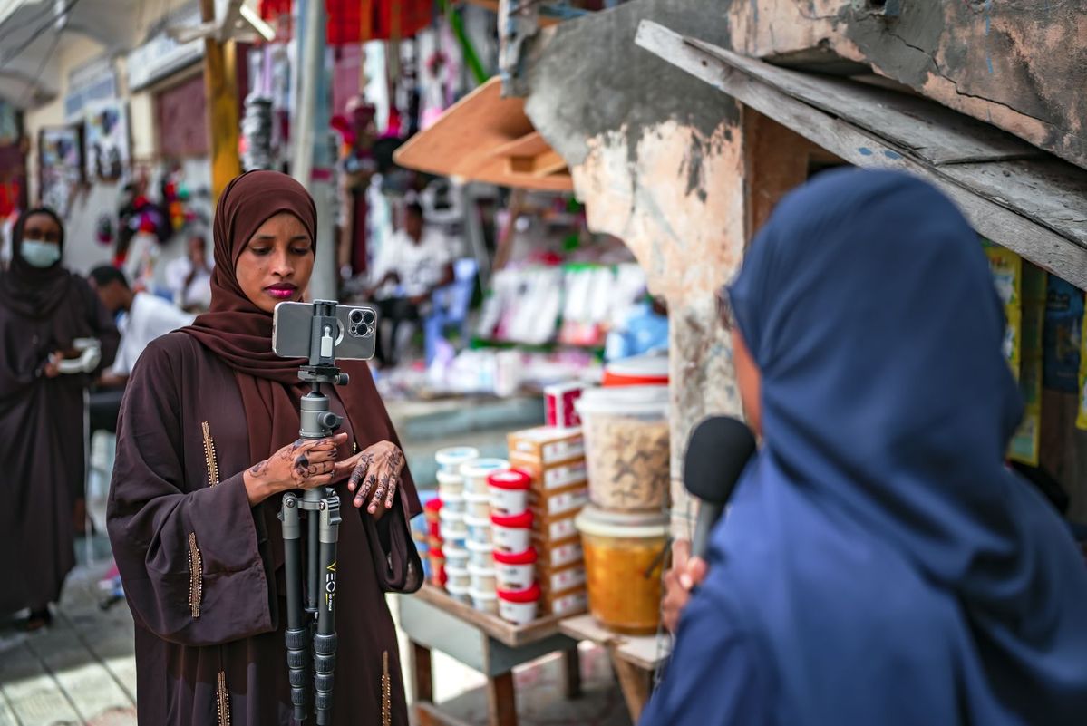 ソマリア唯一の女性メディアチームによるTV番組制作の様子