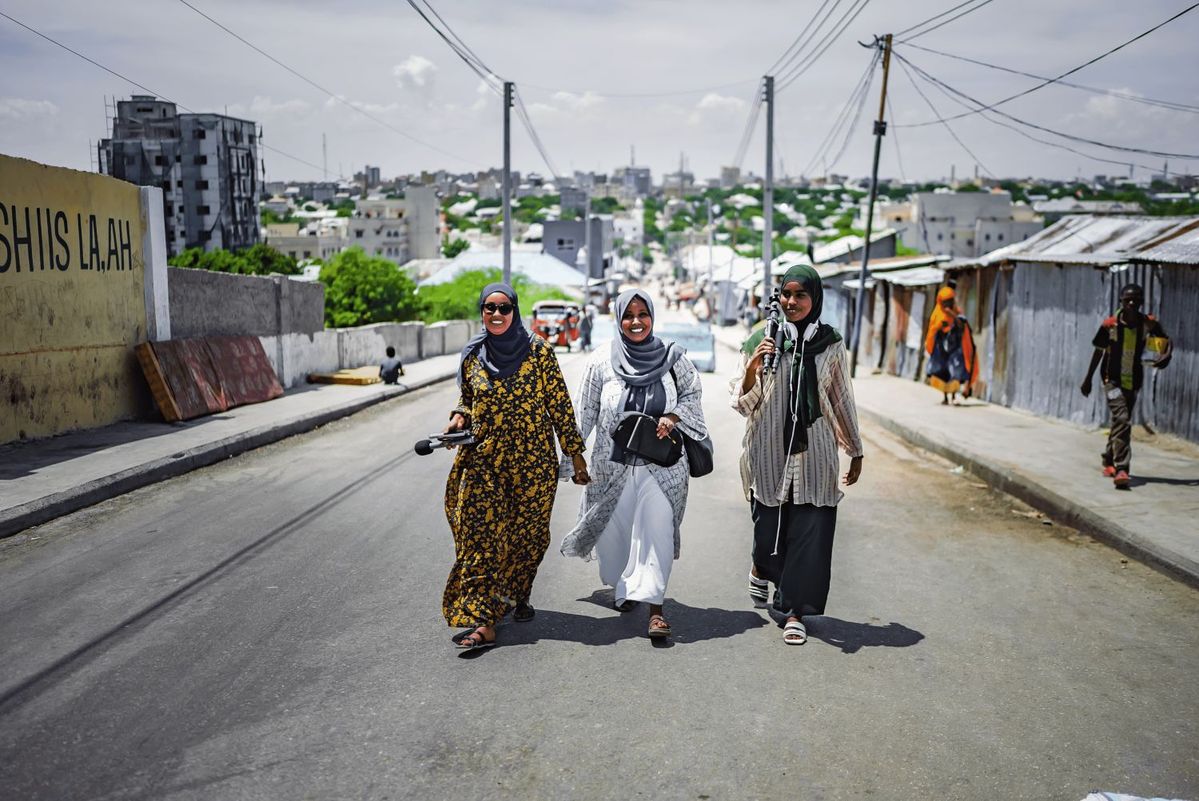 ソマリアの女性メディアチーム「Bilan」のうち３名の姿
