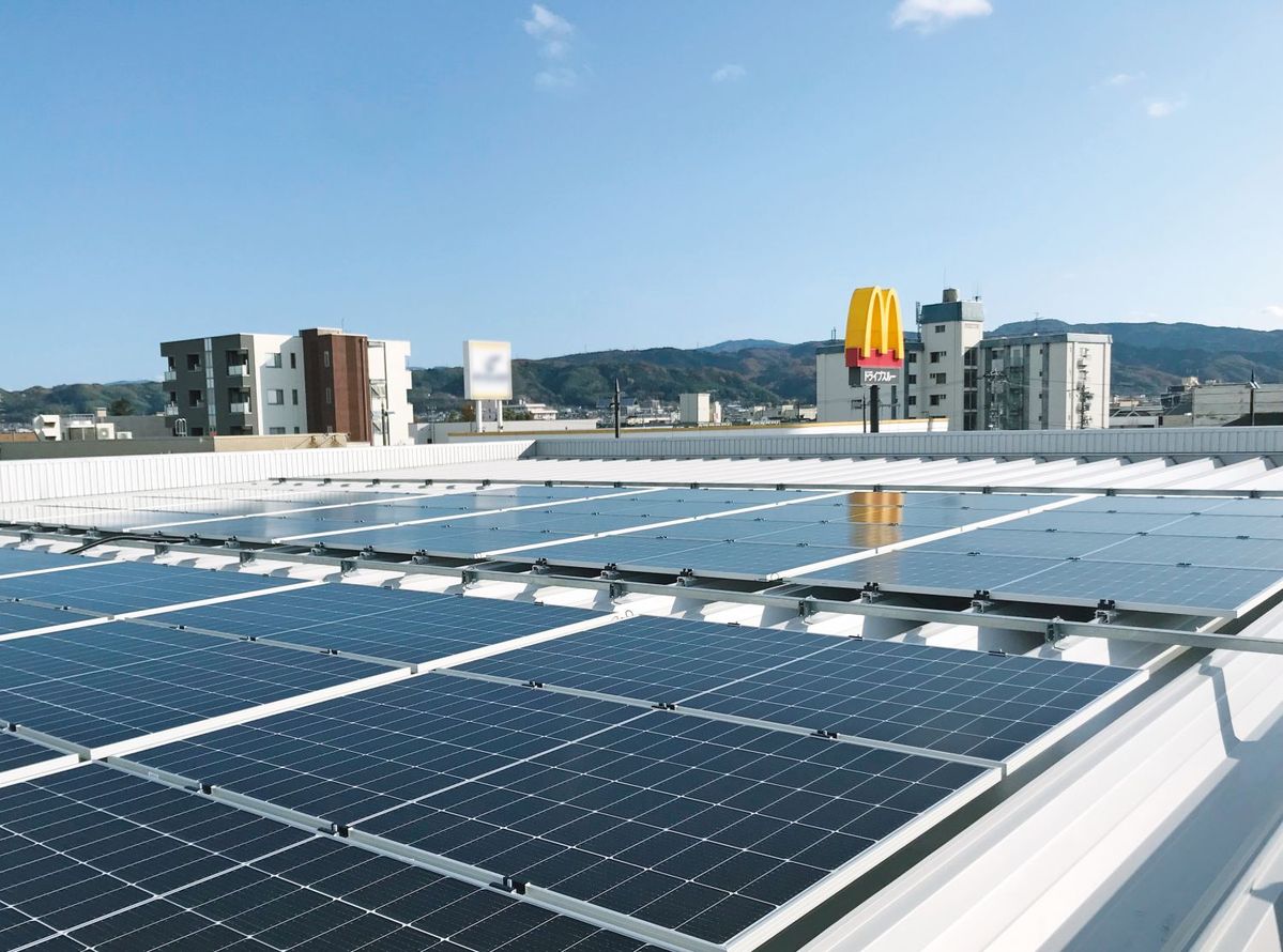 店舗屋根の太陽光パネル