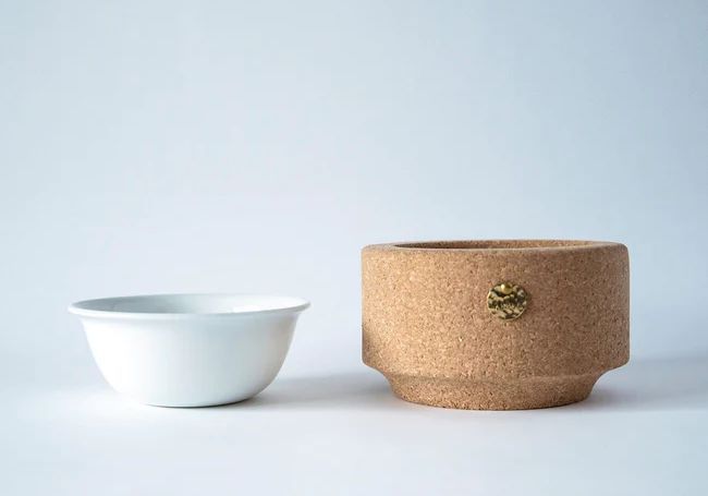 再生コルクと再生ガラスから作られたペット用ボウル