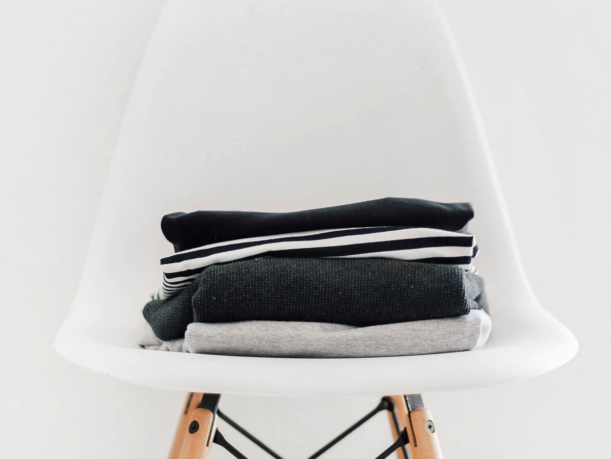 椅子の上に置かれた洋服