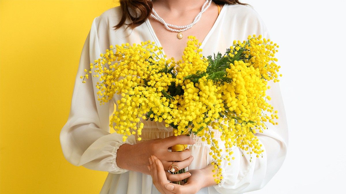 ミモザを持った女性
