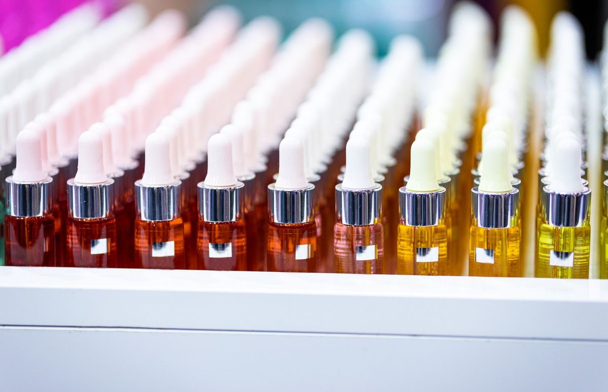 小売店に並ぶ化粧品