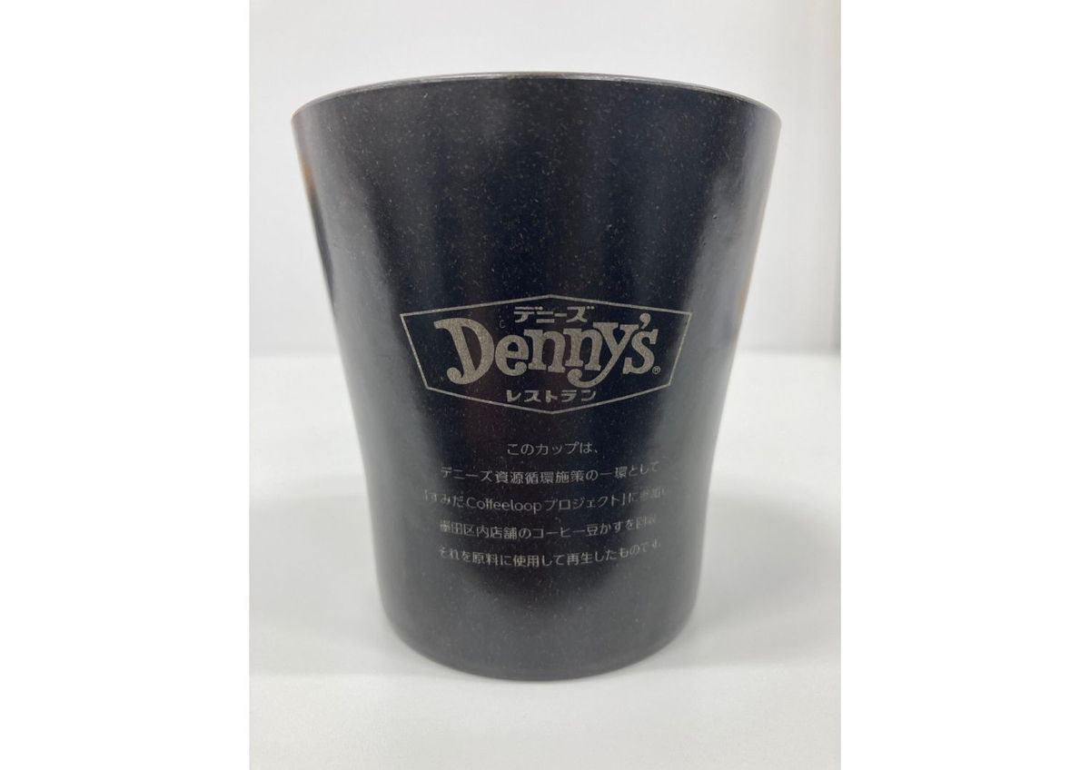 デニーズロゴの入ったリユースカップ