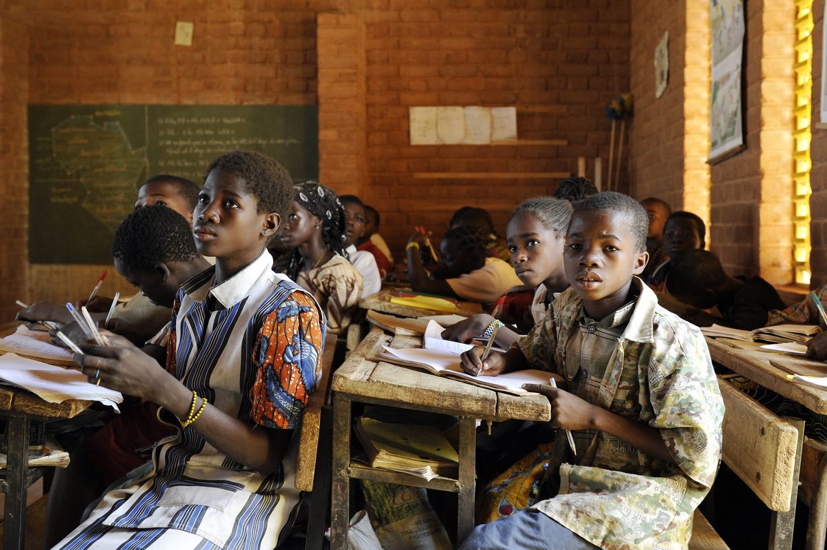 ブルキナファソの学校で学ぶ生徒たち