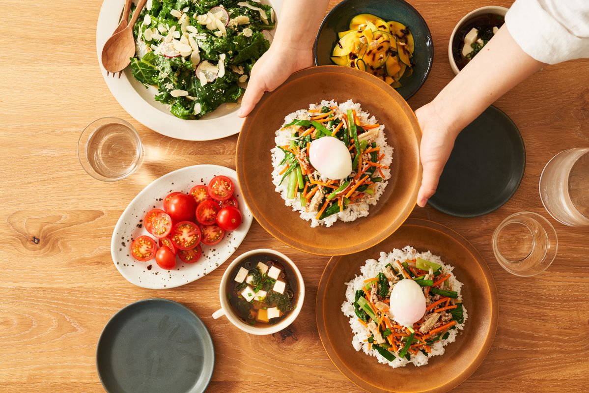 オイシックスの「Kit Oisix」でつくった料理が食卓に並ぶ様子